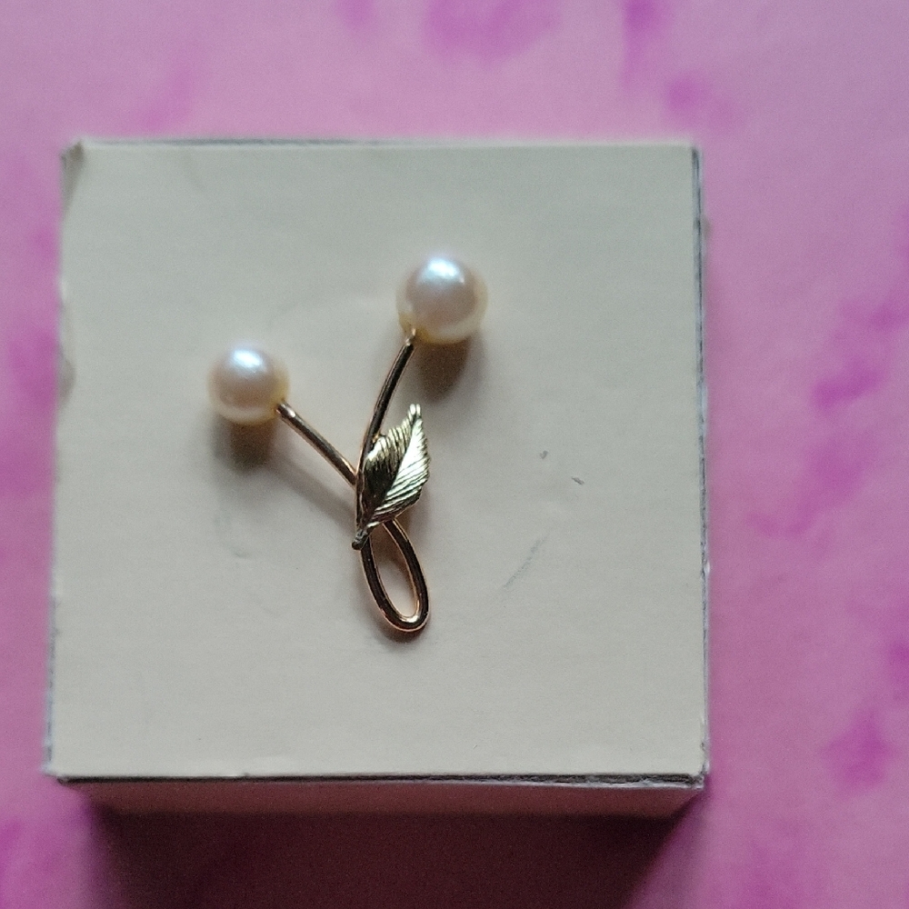 Chic Pearl and Gold Leaf Brooch